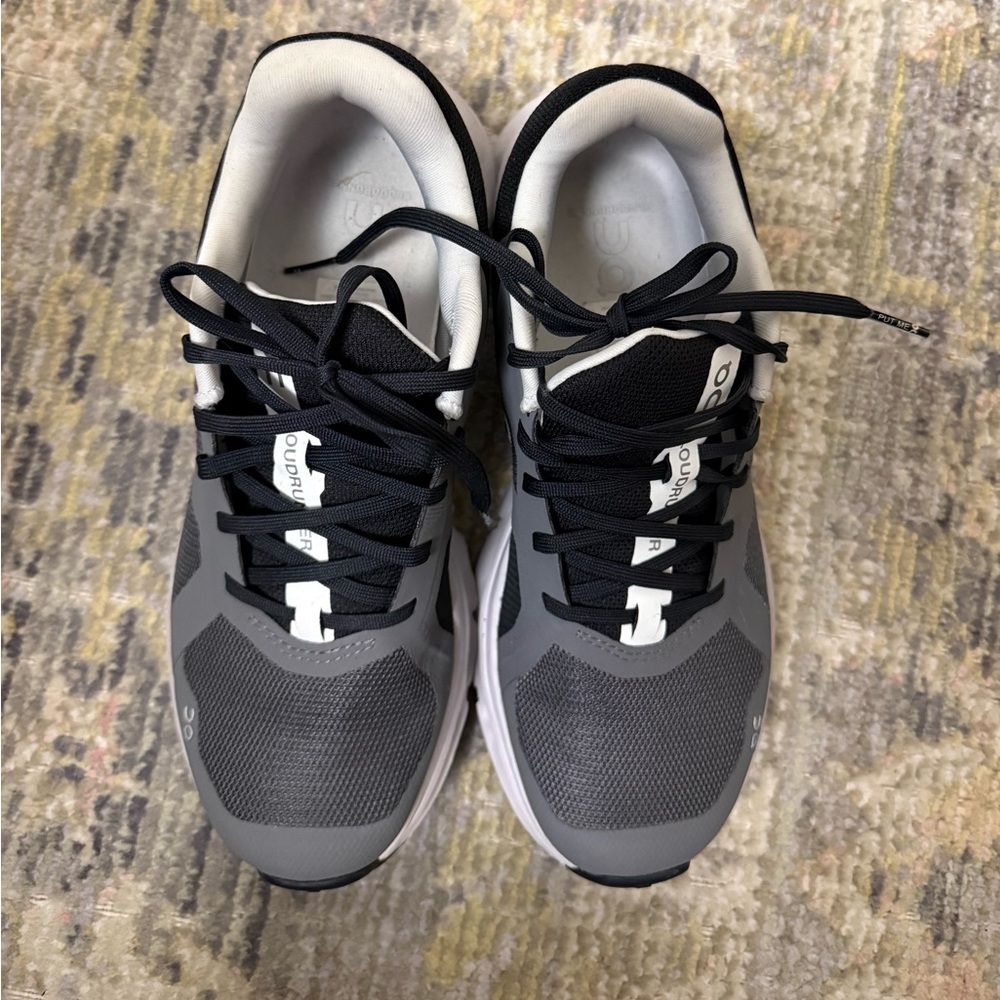 On Cloud cloudrunner woman’s Black and Gray Shoes - Picture 8 of 9